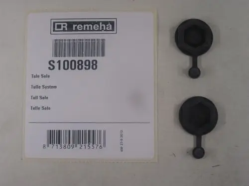 Zwei schwarze Gummiteile mit einem hexagonalen Kopf und einem Befestigungssteg, daneben ein Etikett von Remeha mit Produktinformationen und Barcode.